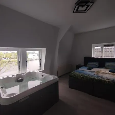 Zaanse Schans Amsterdam Jacuzzi